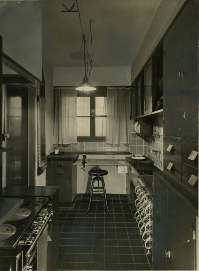 Schwarz-weiß-Foto einer Frankfurter Küche