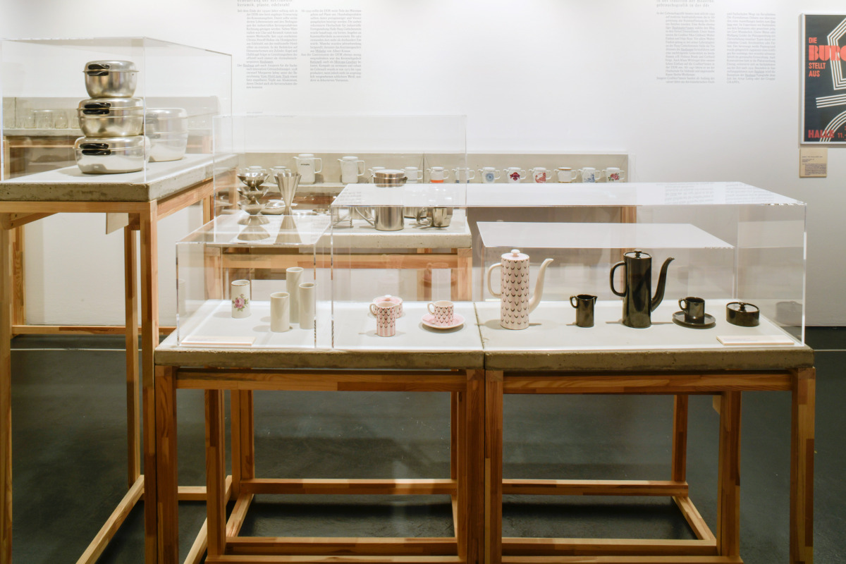 Ausstellungsansicht "Alltag formen! Bauhaus-Moderne in der DDR", Werkbundarchiv – Museum der Dinge, Foto: Armin Herrmann, 2021.