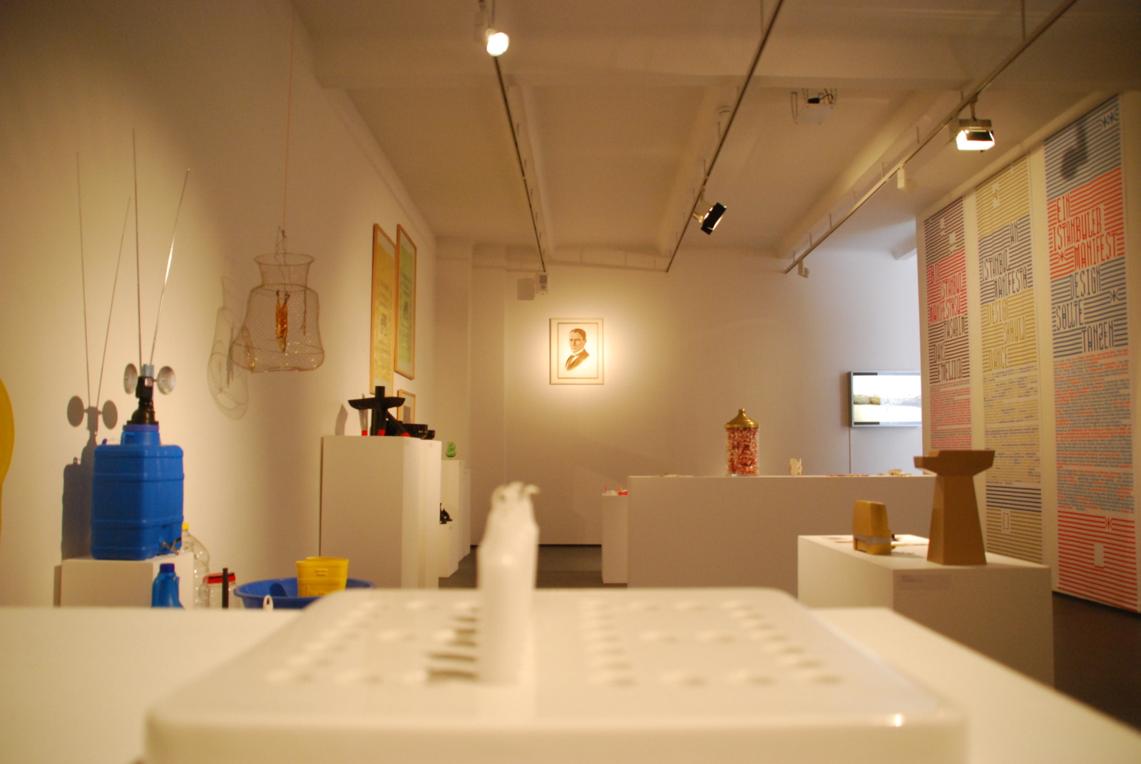 Blick in die Sonderausstellung "Istanbul Alphabet - von çokçok bis zikzak" im Werkbundarchiv – Museum der Dinge