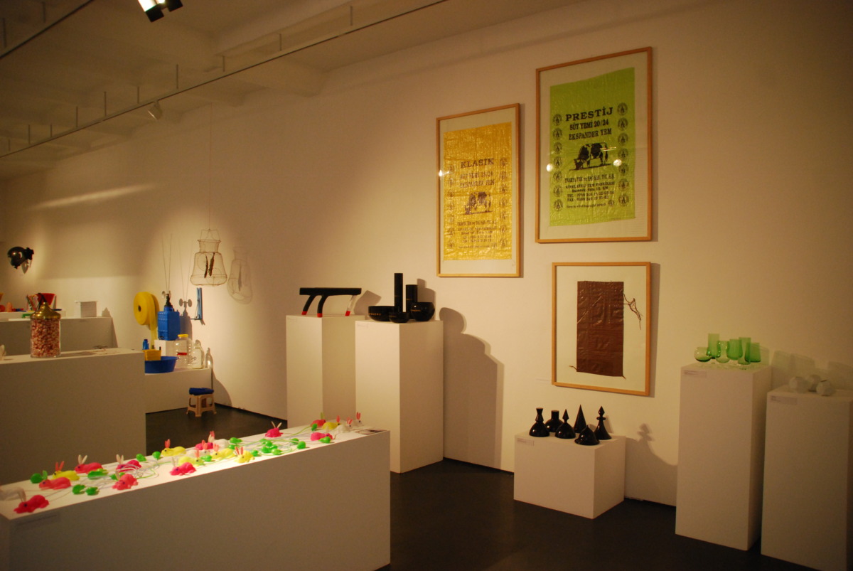 Blick in die Sonderausstellung "Istanbul Alphabet - von çokçok bis zikzak" im Werkbundarchiv – Museum der Dinge