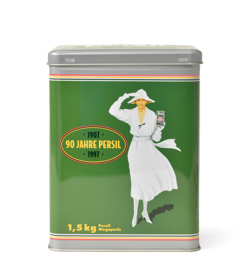 Grüne Blechdose mit in weiß gekleideter Frau