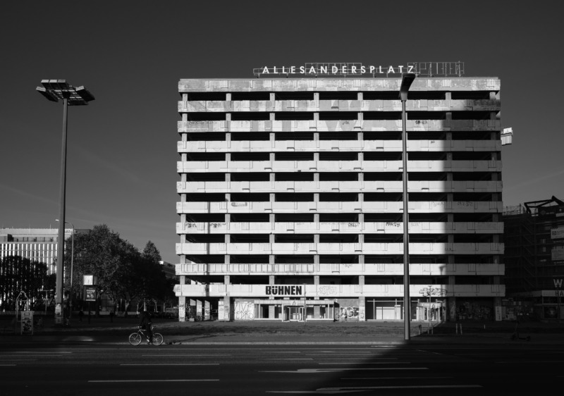 Schwarzweißfotografie des Hauses der Statistik in Berlin.