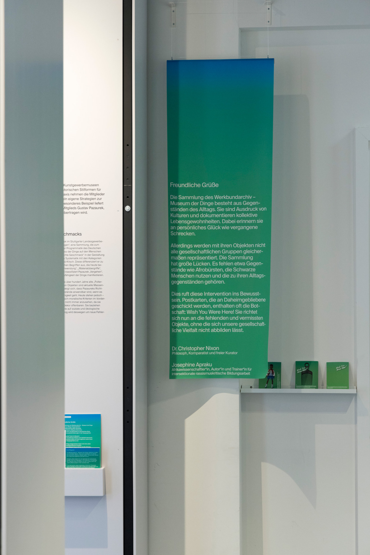 Grün-blaue Fahne im Ausstellungsraum