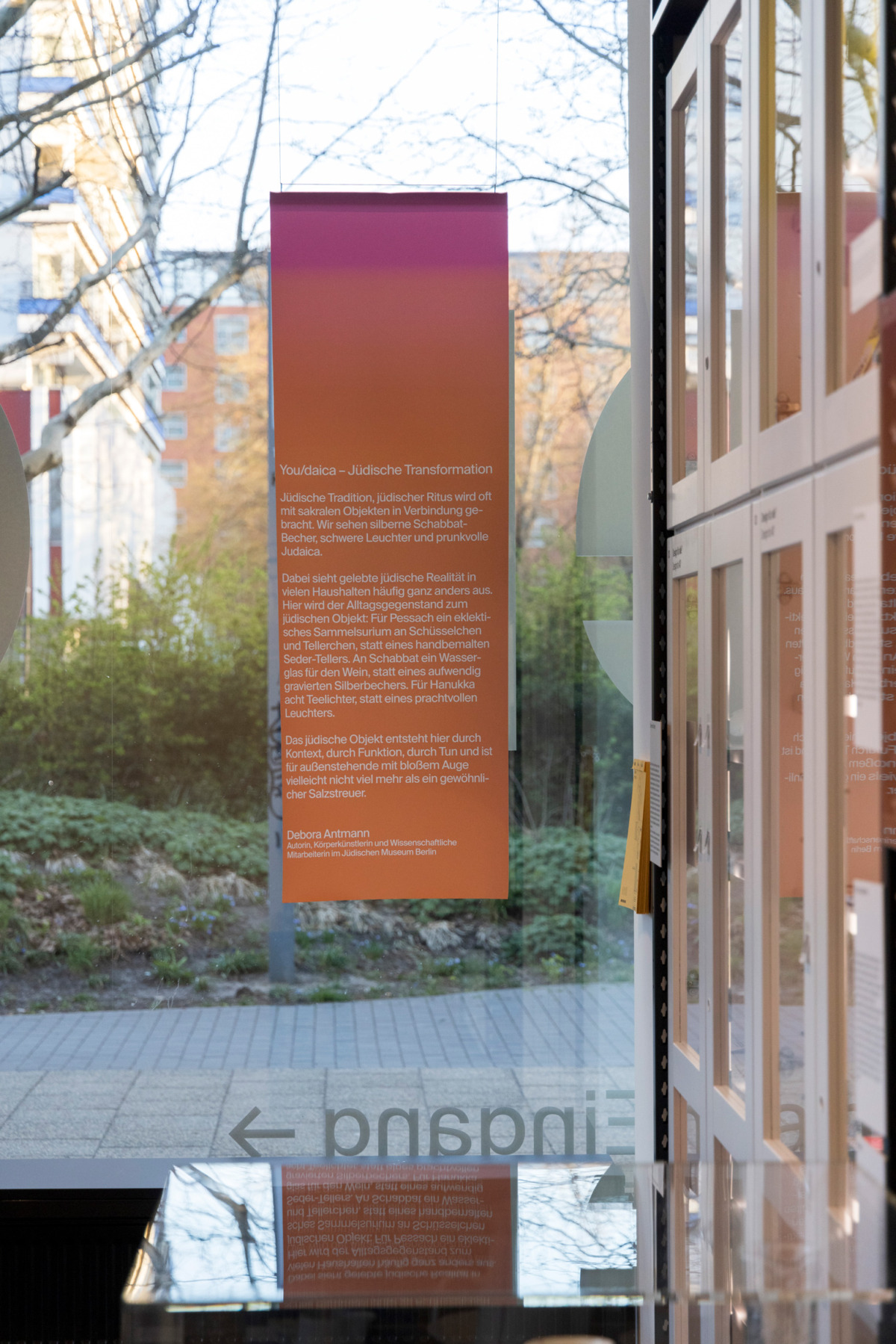 Orangene Fahne vor einem Fenster