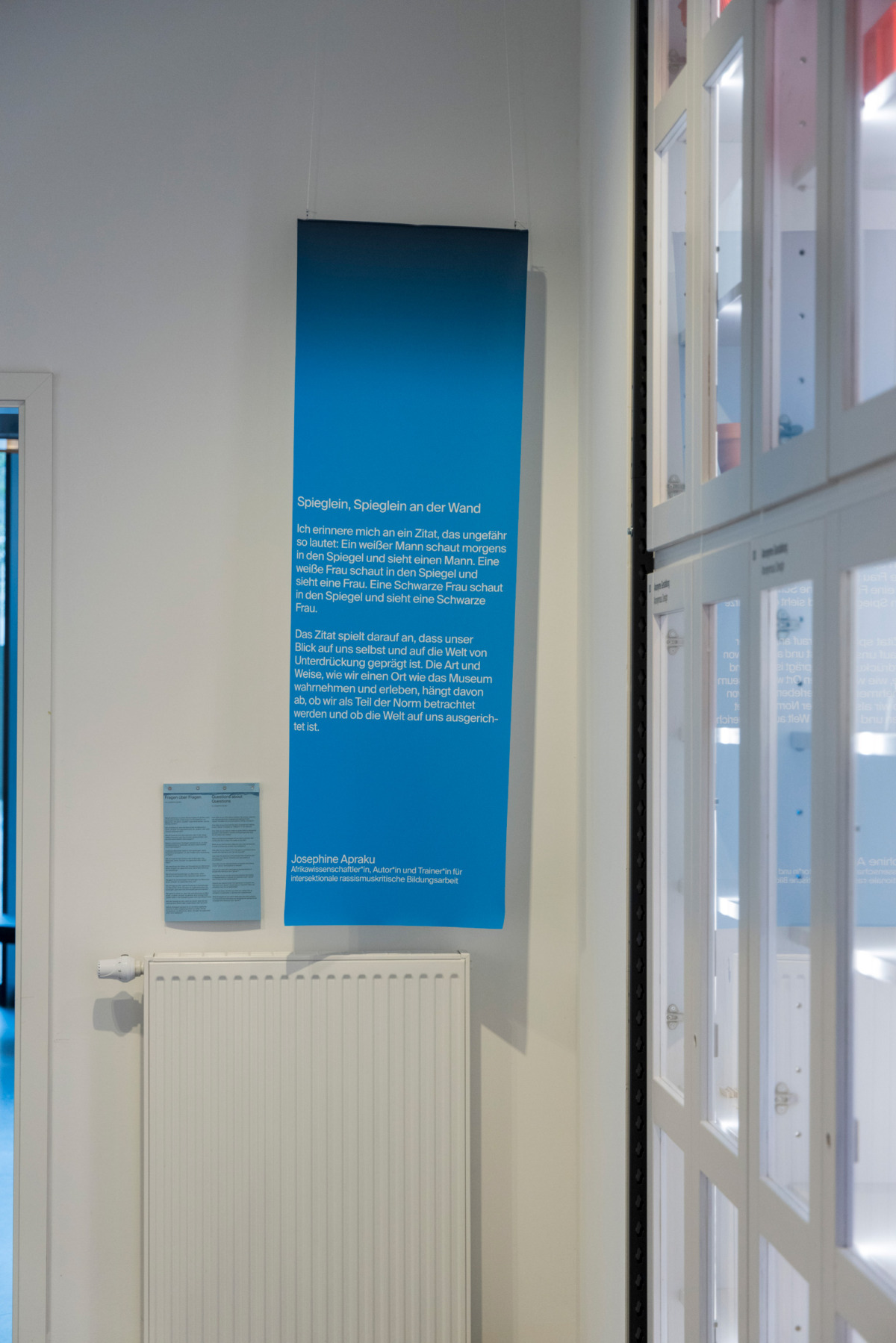 Blaue Fahne im Ausstellungsraum gegen eine Wand