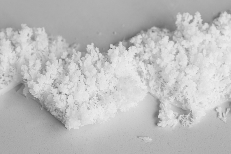 Weißes Pulver, das wie Frostschnee aussieht.