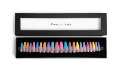 Grelle gelbe, pinke, lila, türkis selbstklebende „Press-On-Nails“ in einer schwarzen Schachtel