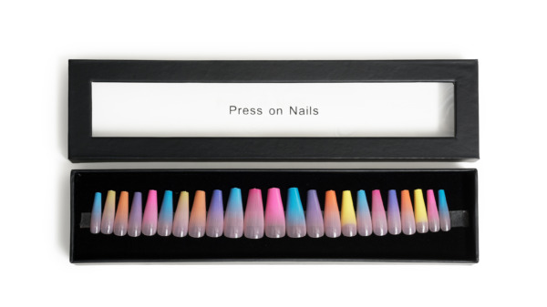 Grelle gelbe, pinke, lila, türkis selbstklebende „Press-On-Nails“ in einer schwarzen Schachtel