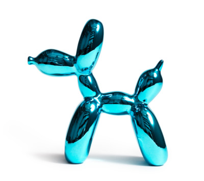 Skulptur eines türkisfarbenen Hundes, geformt aus Luftballons, glänzend, mit glatter Oberfläche und reflektierendem Licht.