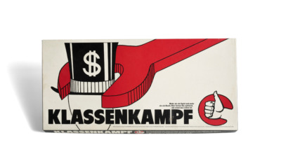Brettspiel "Klassenkampf" mit einem roten Schraubenschlüssel, der einem Zylinderhut mit einem Dollar-Symbol wie einen Knopf auf- oder andreht.