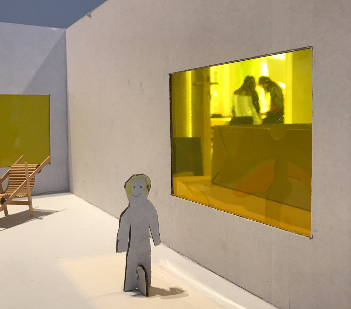 Kleine Pappfigur in einem Hausmodell.