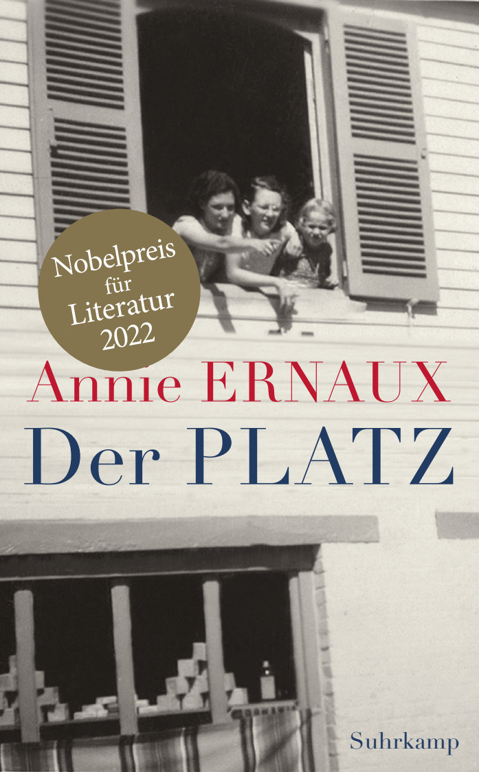 Buchcover von „Der Platz“, drei Kinder, die sich über den Fensterbrett beugen