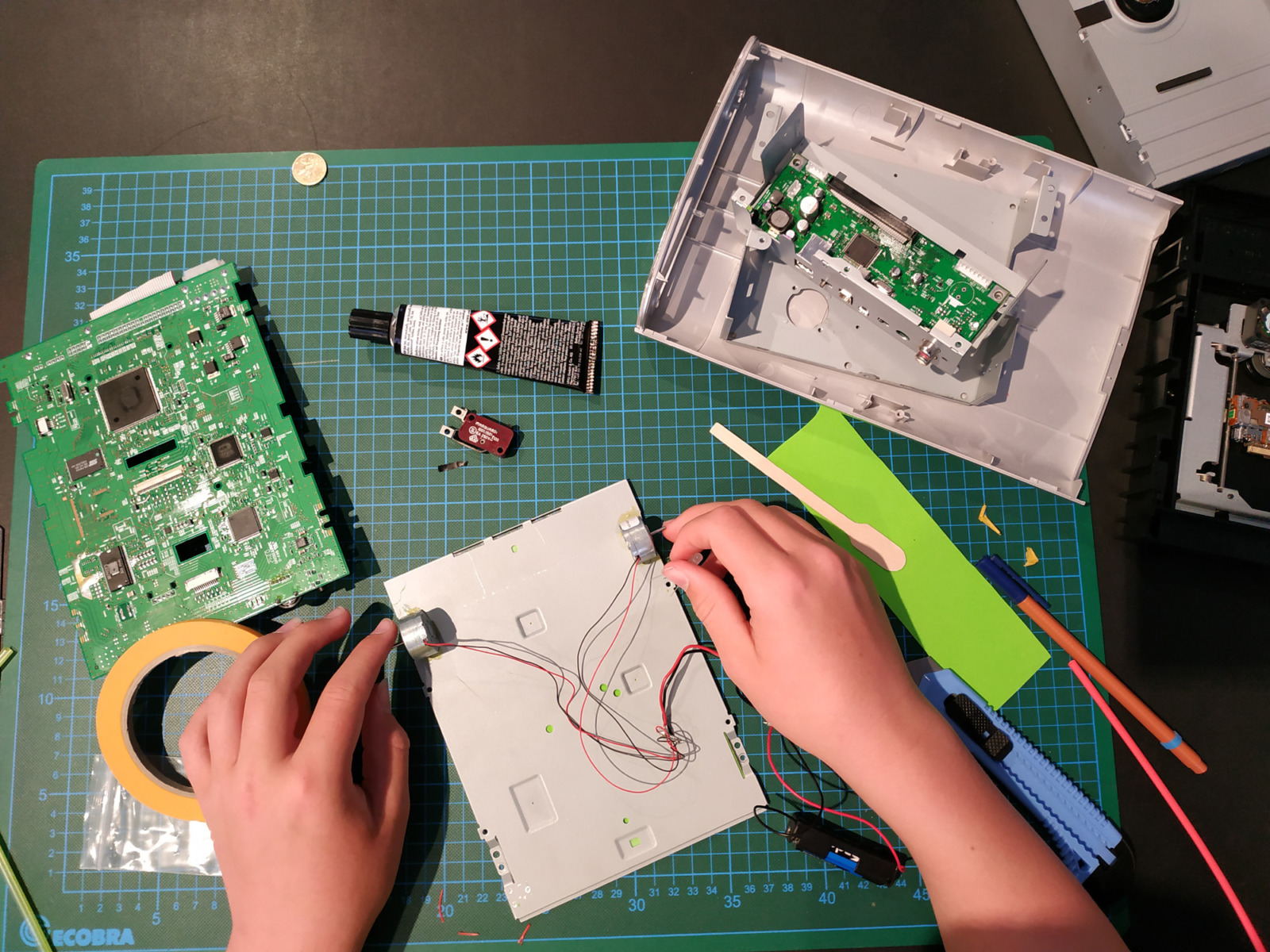 Arbeitstisch mit Händen und Elektronikteile