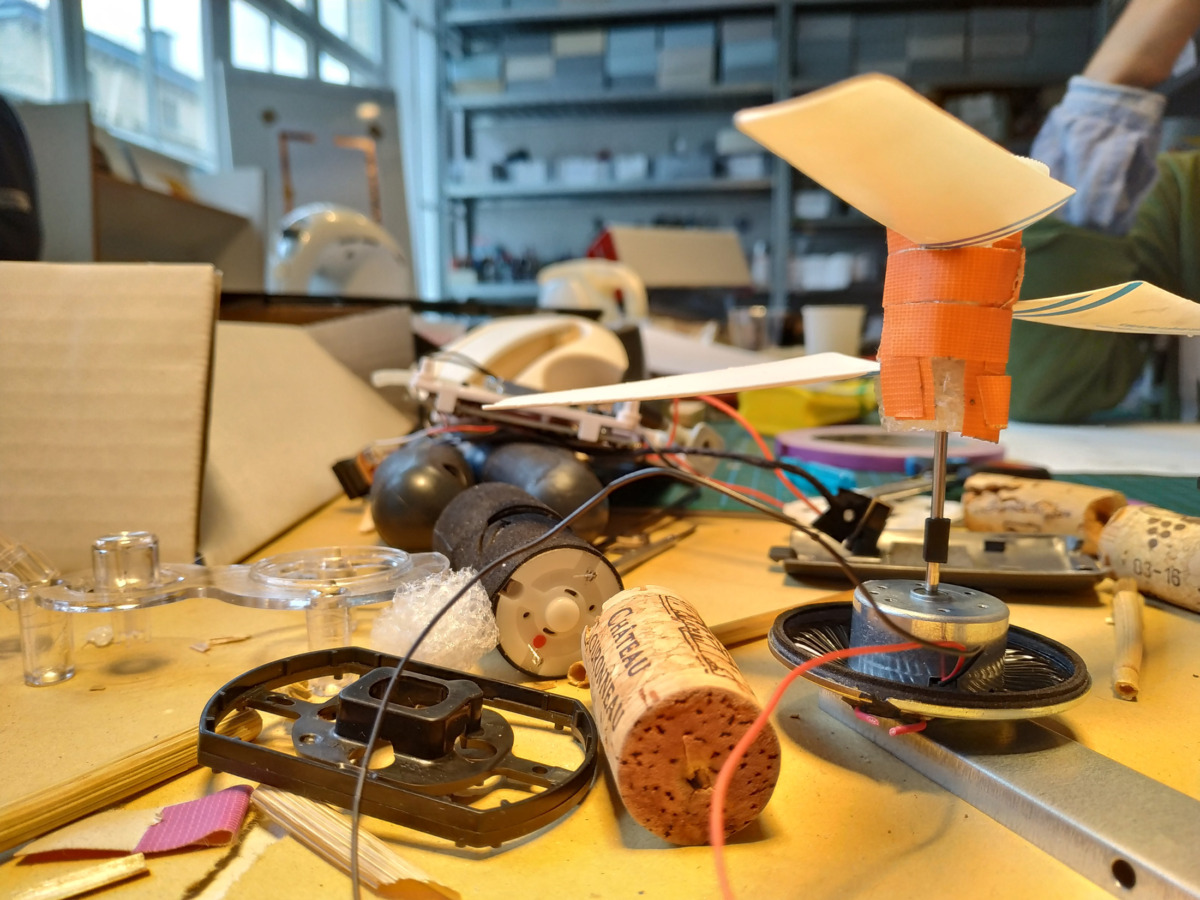 Arbeitstisch mit Material um einen Roboter zu bauen: Kabeln, Pappe, Plastikteile, Korke