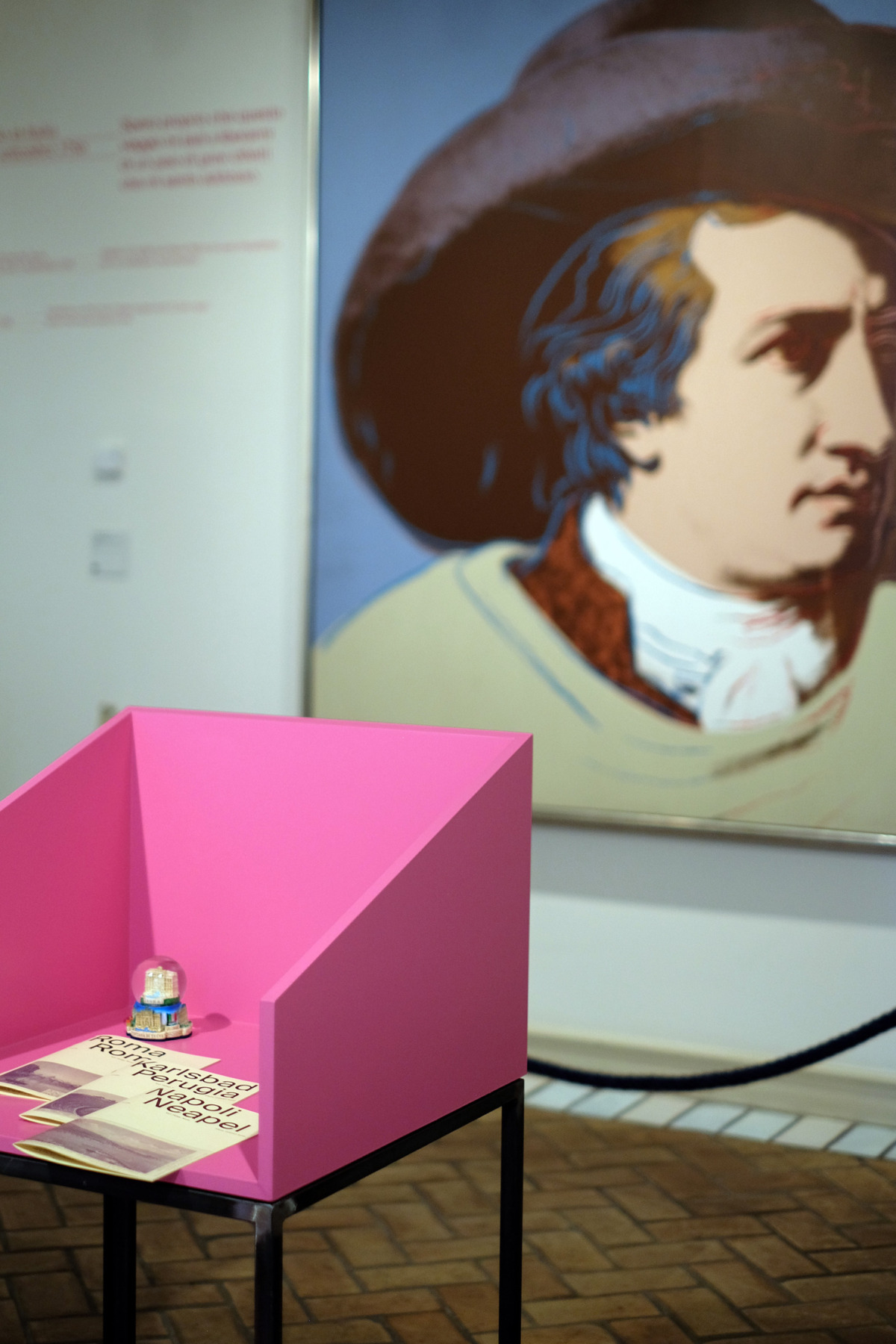 Ausstellungsraum mit Podest und ein Porträt von Goethe im Hintergrund.