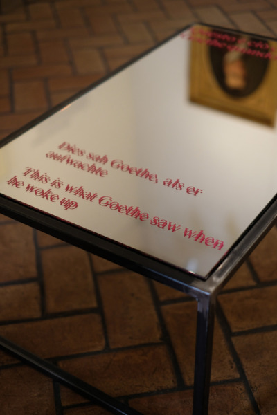 Intervention mit Spiegelung auf dem Boden des Ausstellungsraum