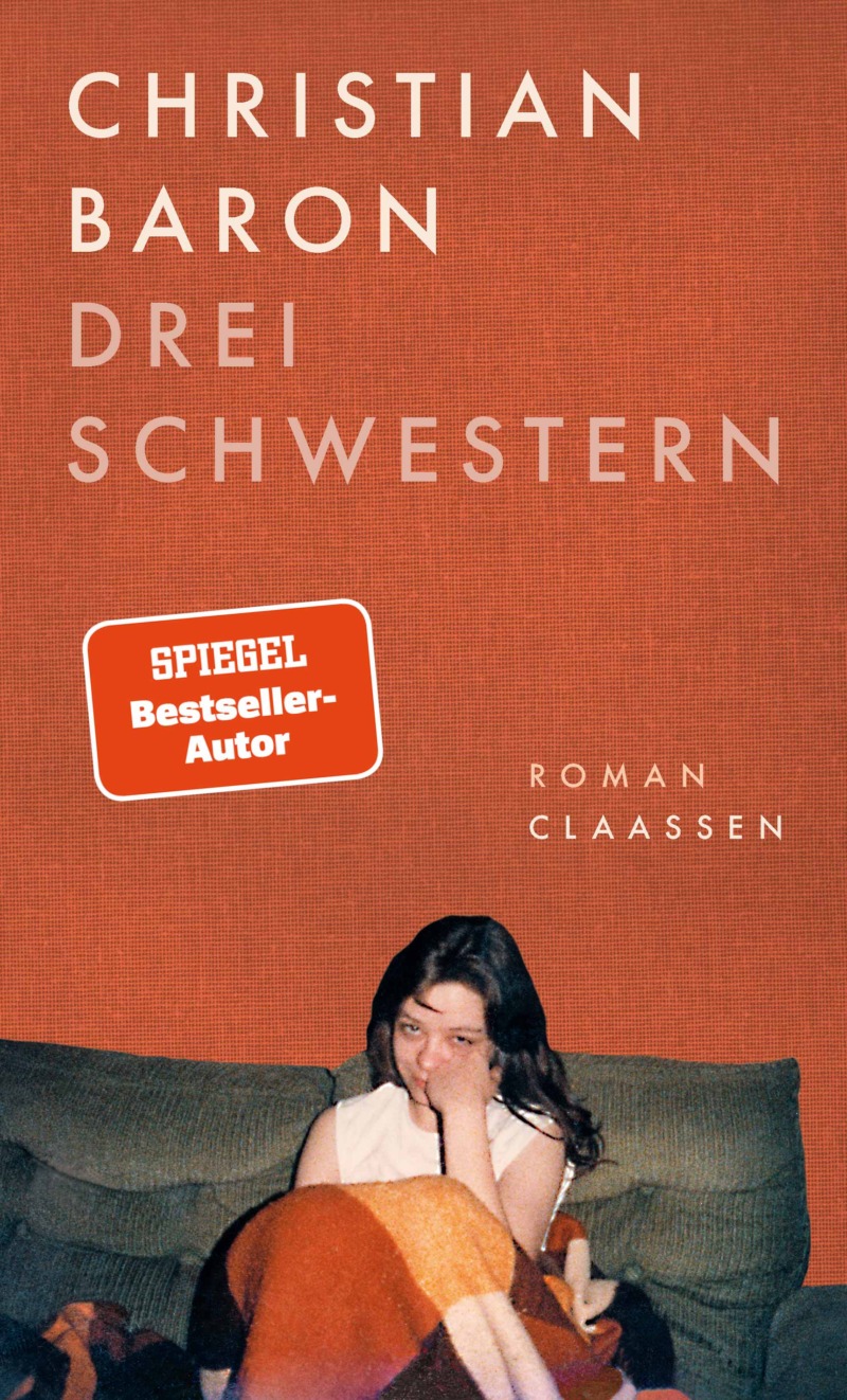 Buchcover. Eine junge Frau sitzt nachdenklich auf einem Sofa