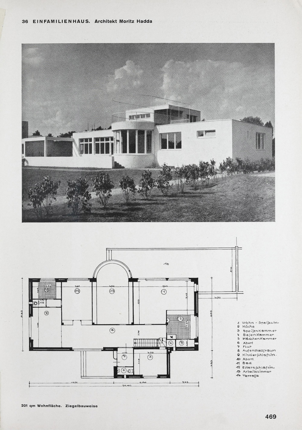Ein Foto und der Grundrisses eines modernes Einfamilienhauses mit Garten auf einer Seite einer Zeitschrift abgedruckt