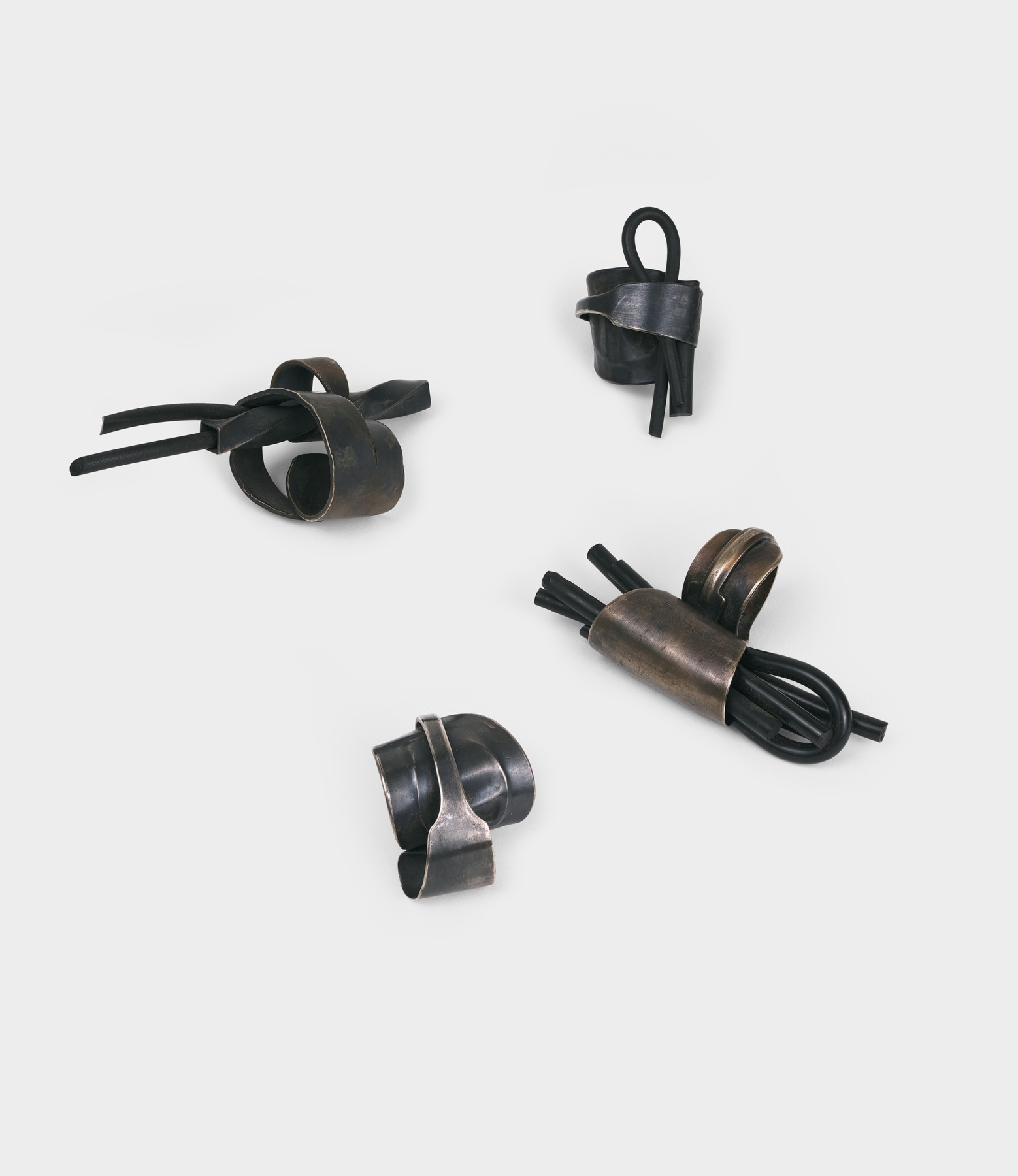 Vier Ringe aus Silber und Kautschuk