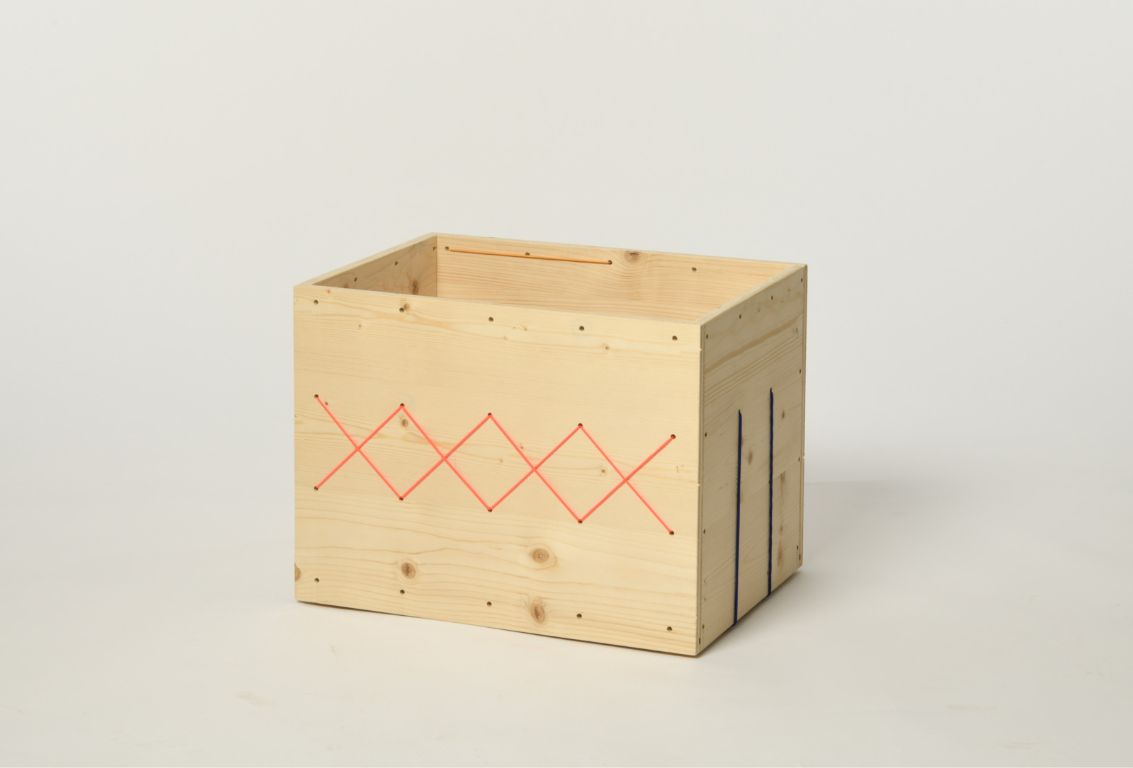 Selbstgebaute Kiste aus hellem Holz