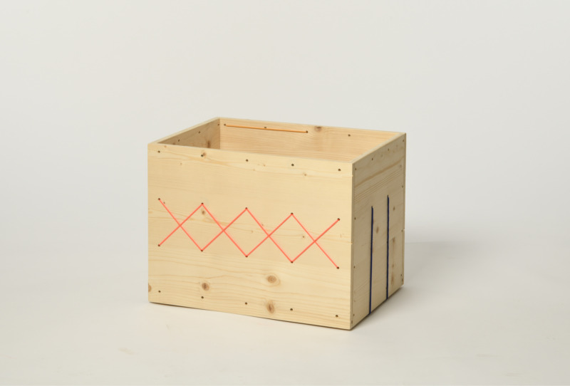 Selbstgebaute Kiste aus hellem Holz