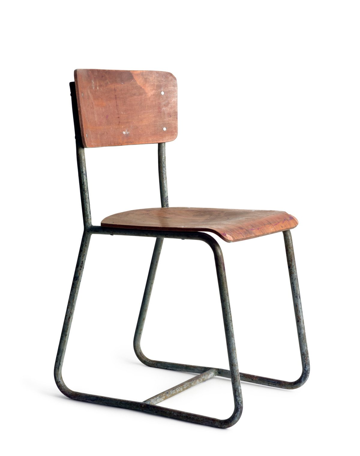 Ein Schulstuhl aus Holz mit einem Gestell aus grauem Metallrohr vor einem rein weißen Hintergrund