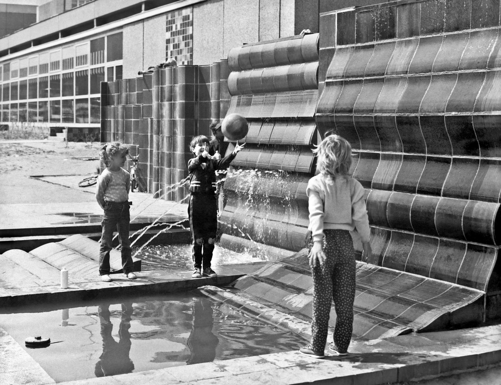 Schwarz-weiß Foto mit spielen Kindern an dem Brunnen