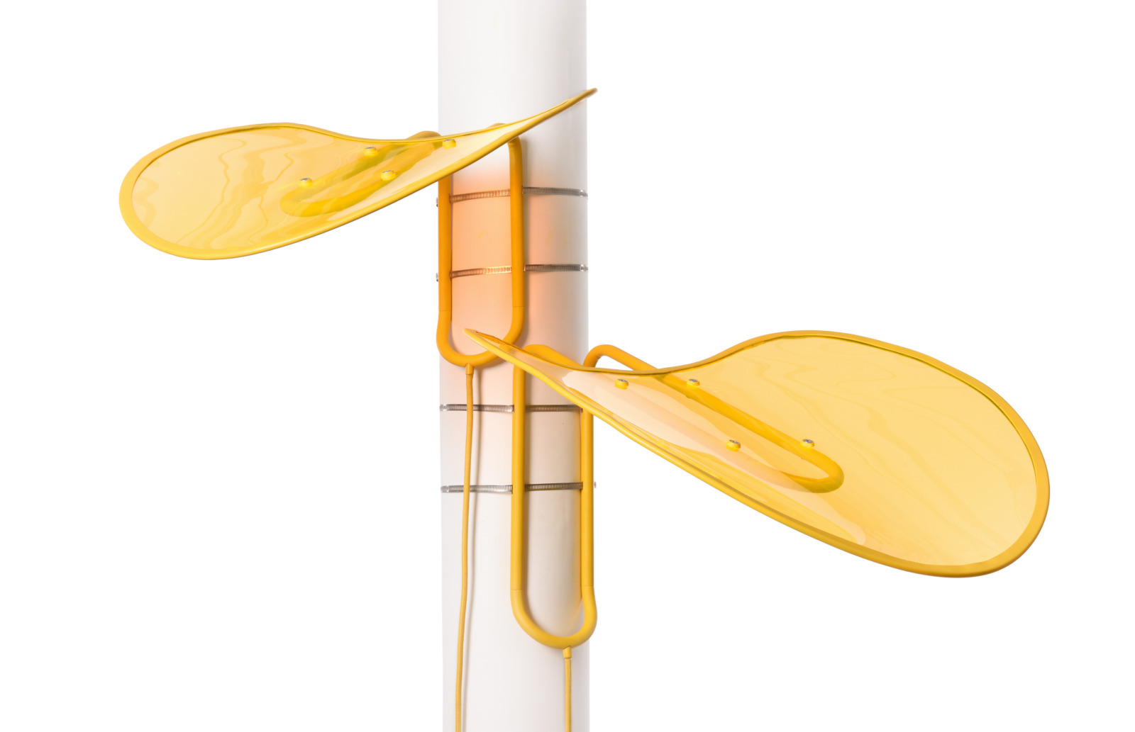 Solarladegerät für den öffentlichen Raum in Form einer Pflanze mit gelben Kunststoffblättern.