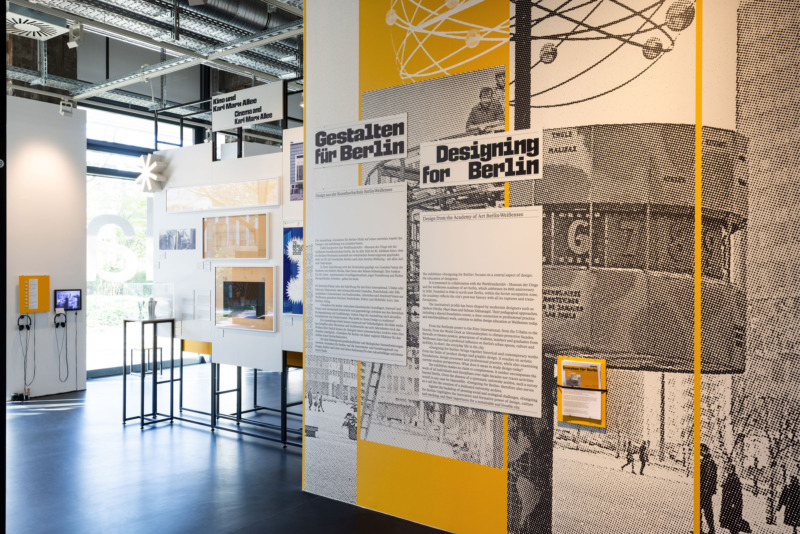 Eine Ausstellungsansicht der Ausstellung „Gestalten für Berlin. Design aus der Kunsthochschule Berlin-Weißensee“, die den Eingang zum Ausstellungsraum zeigt.