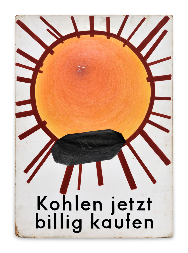 Ein Kohlebrikett vor der strahlenden Sonne mit dem Schriftzug Kohlen jetzt billig kaufen