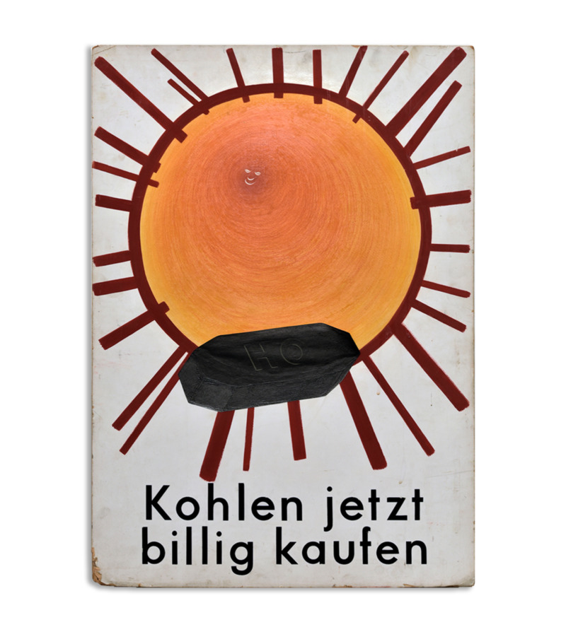 Ein Kohlebrikett vor der strahlenden Sonne mit dem Schriftzug Kohlen jetzt billig kaufen