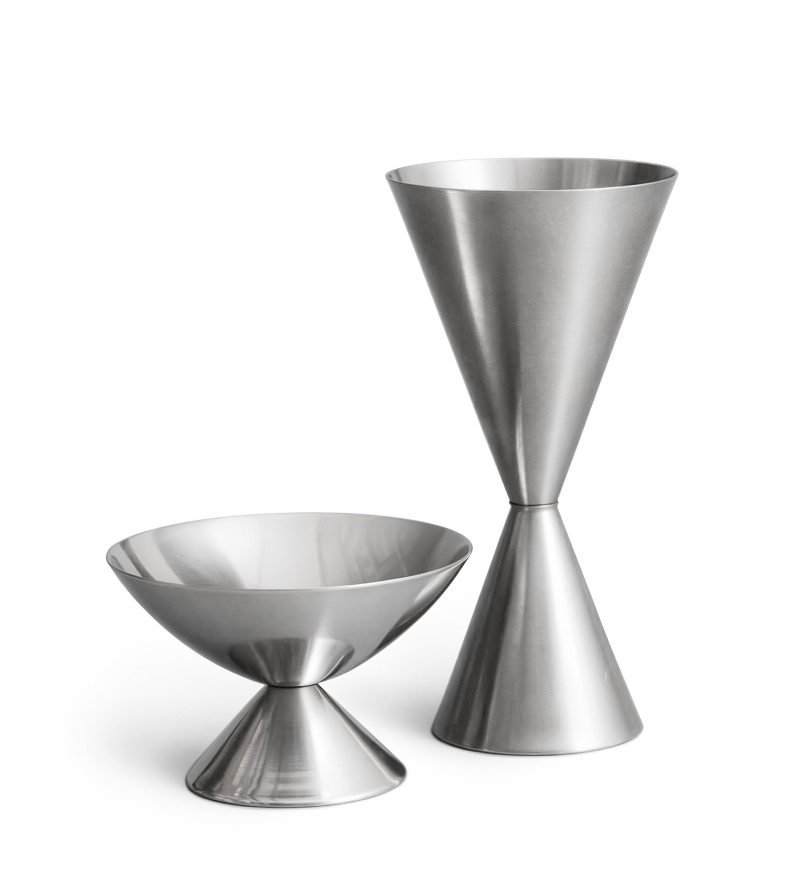 Zwei Gefäße aus gebürstetem Edelstahl im geometrischen Design vor weißem Hintergrund