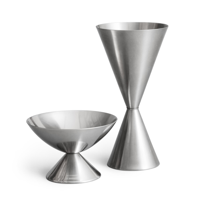 Zwei Gefäße aus gebürstetem Edelstahl im geometrischen Design vor weißem Hintergrund