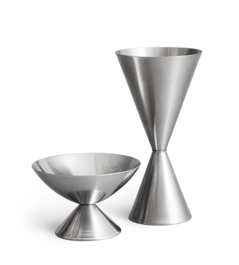 Zwei Gefäße aus gebürstetem Edelstahl im geometrischen Design vor weißem Hintergrund