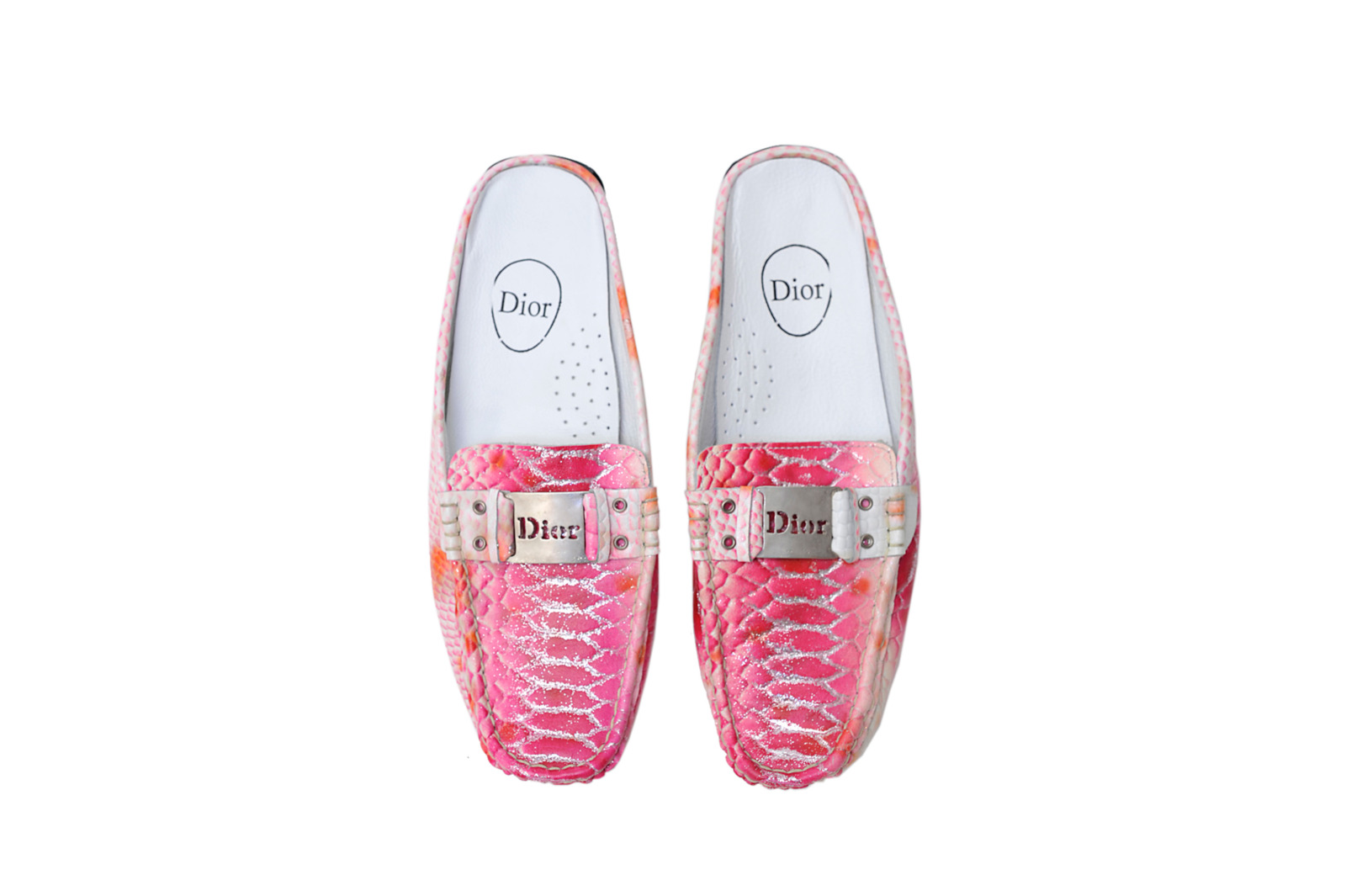 Ein Paar gefälschte Dior-Slipper in rosa Schlangenlederoptik mit silbernen Glitzer-Details und einer Logo-Schnalle