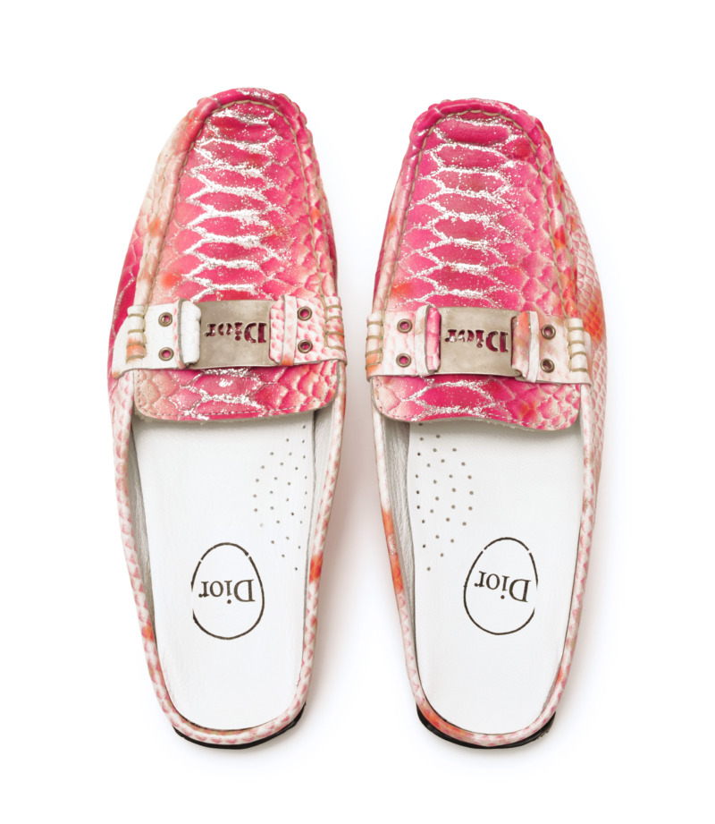 Ein Paar gefälschte Dior-Slipper in rosa Schlangenlederoptik mit silbernen Glitzer-Details und einer Logo-Schnalle